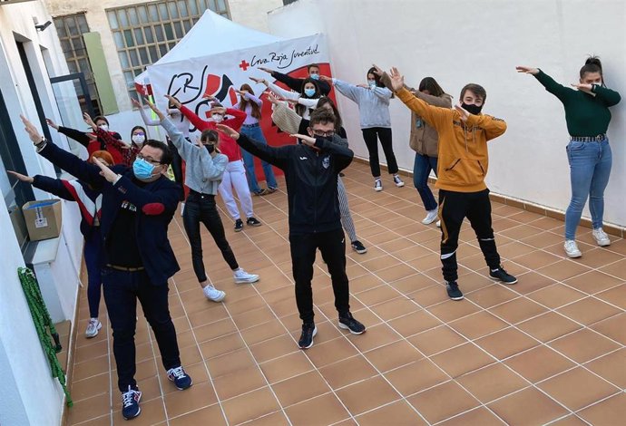 Alumnado del Curso de Cruz Roja con el director del IRJ, Paco Rivero