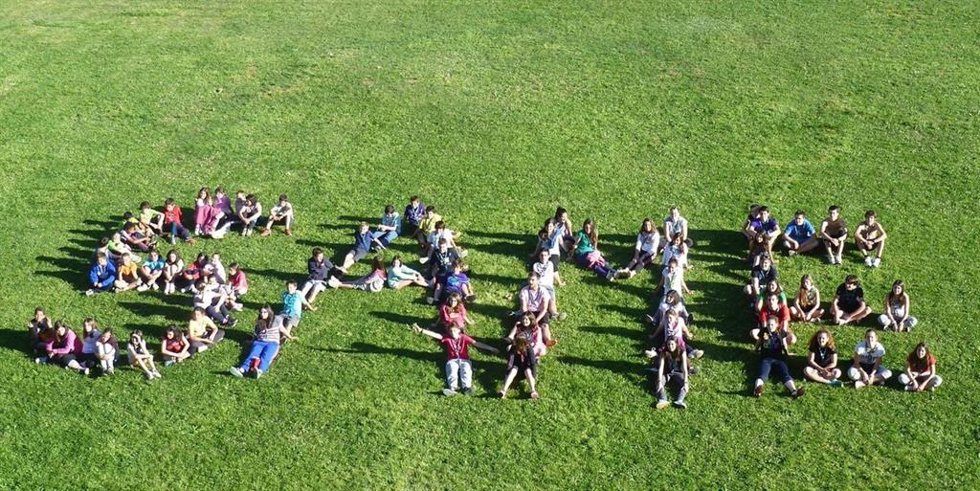 Jóvenes formando la palabra 'SAME'