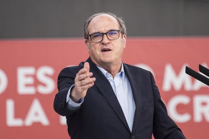 El candidato socialista a la Presidencia de la Comunidad de Madrid, Ángel Gabilondo, durante un acto electoral del PSOE, a 25 de abril de 2021, en Getafe, Madrid (España). El PSOE-M continúa su campaña electoral con este acto, después de que ayer sábado