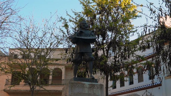 Archivo - Estatua de Zurbarán en la Plaza de Pilatos de Sevilla