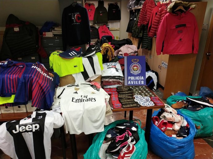 Material falsificado vendido en el Mercado de Avilés.