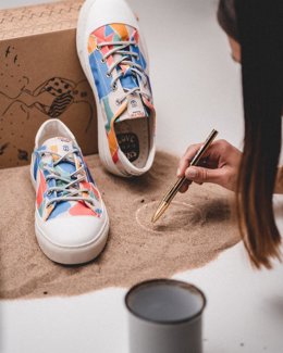 La marca premium de calzado sostenible Dolfie Paradise presenta calzado elaborado por familias artesanas del sur de España y Portugal.