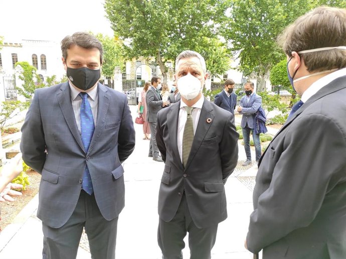 Juan Bravo (centro), junto al alcalde de Córdoba, José María Bellido (izda.).