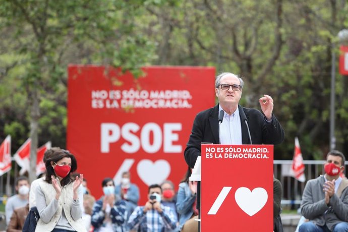 El candidato socialista a la Presidencia de la Comunidad de Madrid, Ángel Gabilondo, durante un acto de campaña, a 24 de abril de 2021, en Puente de Vallecas, Madrid, (España). El PSOE-M continúa con su agenda electoral después de que su candidato parti