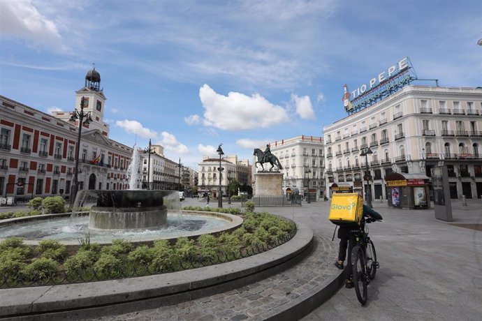 Archivo - Un repartidor de la empresa Glovo en la Puerta del Sol