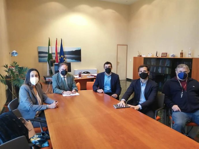 El delegado territorial de Turismo de la Junta en Córdoba, Ángel Pimentel (al fondo), en el encuentro con los empresarios hoteleros.