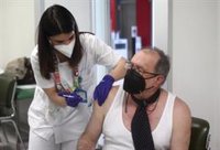 El 100% de los mayores de 80 años ha recibido la primera dosis de la vacuna y el 75% la segunda