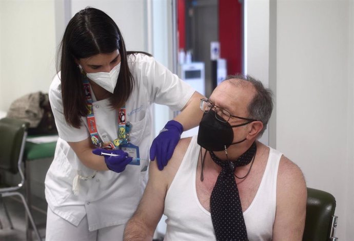 Una sanitaria inocula la primera dosis de la vacuna Pzifer a un anciano, en el Hospital Universitario de La Paz, a 12 de abril de 2021, en Madrid (España). 