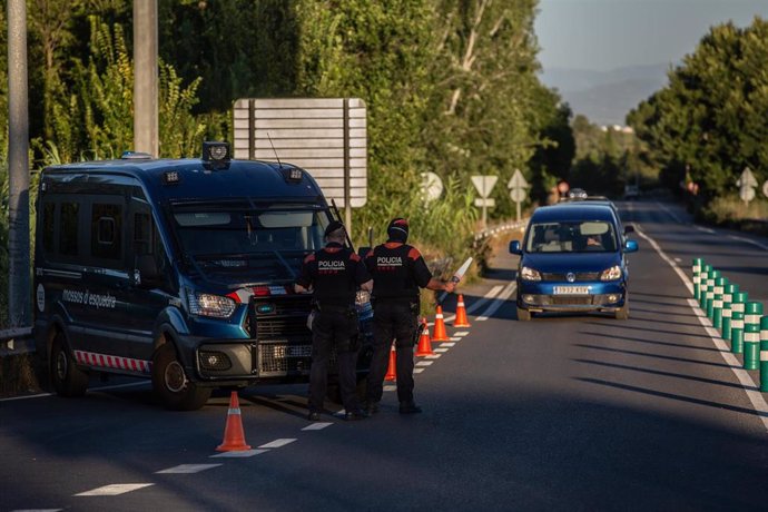 Archivo - Los Mossos d'Esquadra controlan un acceso de carretera por las restricciones de movilidad derivadas de la pandemia de coronavirus (Archivo)