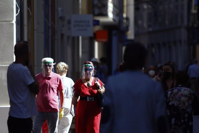 Archivo - Personas hacen uso de las mascarillas frente al virus COVID-19, foto de recurso