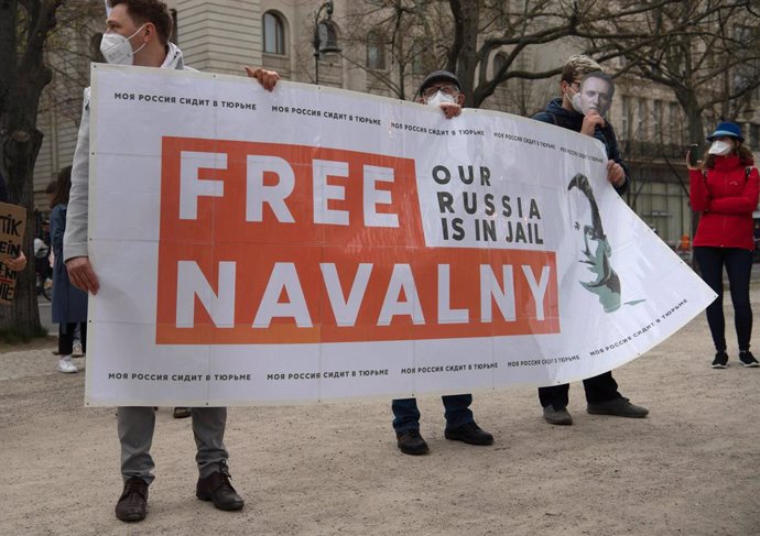 21 April 2021, Berlin: Demonstrators stand in front of the Russian embassy as they demanded the release of the Russian imprisoned regime critic Navalny. Photo: Paul Zinken/dpa-Zentralbild/dpa