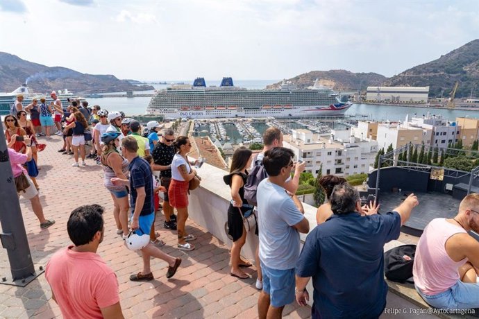 Archivo - Llegada de turistas a Cartagena