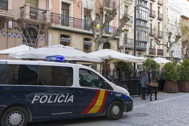 La Policía Nacional presentó ciento setenta y nueve propuestas de sanción en la última semana Archivos - La Policía Nacional patrulla junto a una terraza a las 17:00 horas del día de la entrada en vigor de las nuevas restricciones impuestas por el gobierno de La Rioja en Logroño, La Rioja (España).
