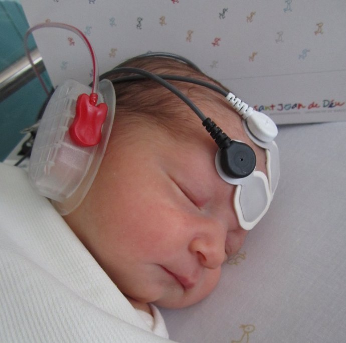 Recién nacido participante en el estudio de la UB sobre la percepción neuronal de las vocales