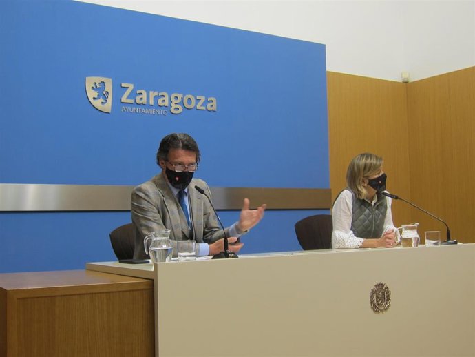 La consejera municipal de Infraestructuras, Viviendas y Medio Ambiente, Patricia Cavero, y el gerente de Zaragoza-Vivienda, José María Ruiz de Temiño presentan el programa de Alquiler de Vivienda en Zaragoza, ALZA