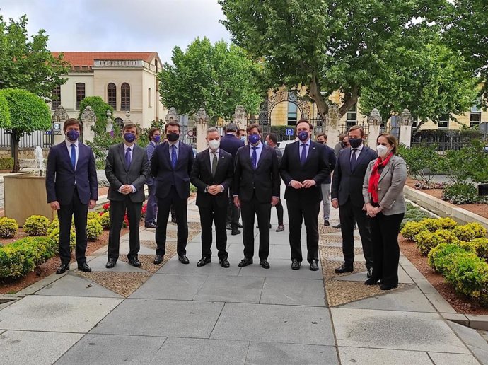 Juan Bravo (centro) con autoridades y participantes en el debate sobre el Fondo de Desarrollo Urbano Sostenible.