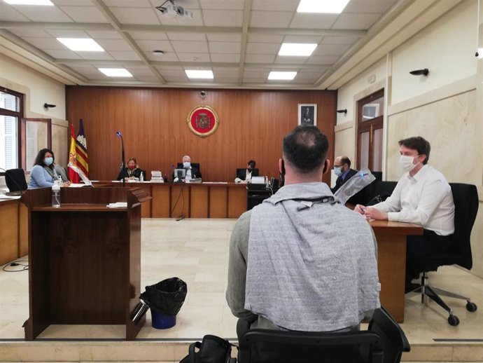 El acusado de retener y agredir a una mujer después de que se negara a tener sexo con él, sentado en la Audiencia Provincial.