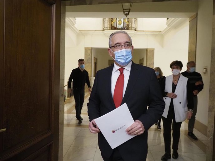 El alcalde de Pamplona, Enrique Maya, antes de la rueda de prensa en la que ha anunciado la suspensión de los Sanfermines 2021.