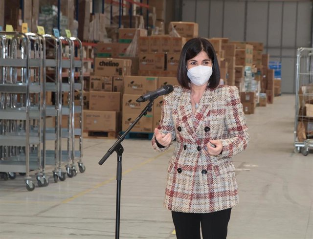 La ministra de Sanidad, Carolina Darias, responde a los medios durante la recepción de un nuevo envío de vacunas de Pfizer/BioNTech contra el Covid-19 