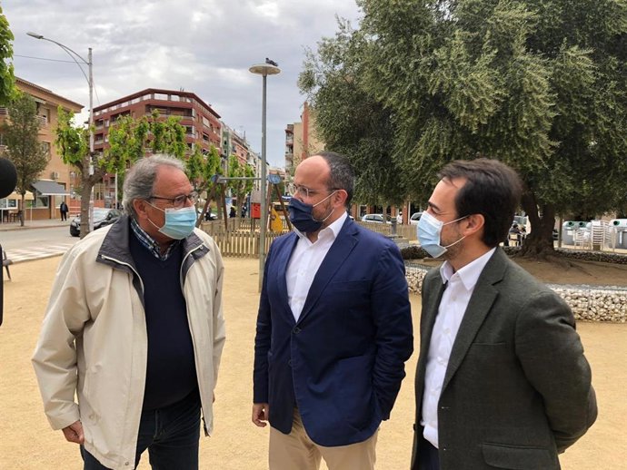 El presidente del PP catalán, Alejandro Fernández, junto al presidente del PP de Barcelona, Óscar Ramírez, y el presidente del PP de Pineda, Manuel Giménez, tras reunirse con el sector hotelero del Maresme (Barcelona), el 26 de abril de 2021.