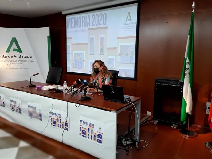 La asesora de programa del IAM en Granada, Ruth Martos, durante la presentación de la memoria de actividades y actuaciones.