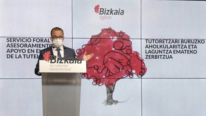 El diputado de Acción Social de Bizkaia, Sergio Murillo, en rueda de prensa.