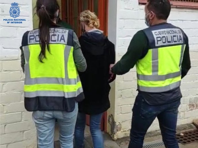 La arrestada, conducida por agentes de la Policía Nacional.