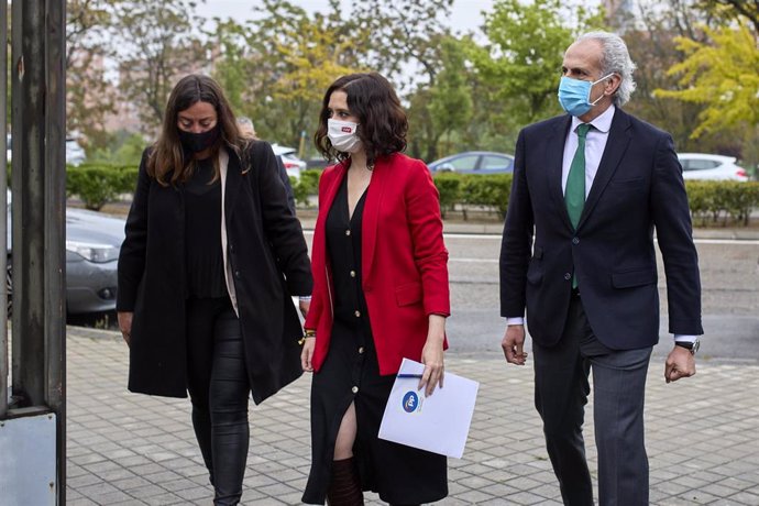 La presidenta de la Comunidad de Madrid y candidata a la reelección por el PP, Isabel Díaz Ayuso, y el consejero de Sanidad en la Comunidad de Madrid y 'número 2' del PP para las elecciones a la Asamblea de Madrid, Enrique Ruiz Escudeo