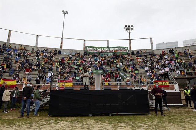 El presidente de Vox, Santiago Abascal (d), y la candidata del partido a la Presidencia de la Comunidad de Madrid, Rocío Monasterio (i), durante un acto electoral en la Plaza de Toros de San Sebastián de los Reyes