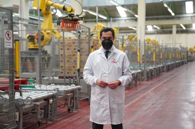 El presidente de la Junta, Juanma Moreno, en una visita a la factoría de Pastas Gallo, en El Carpio (Córdoba).