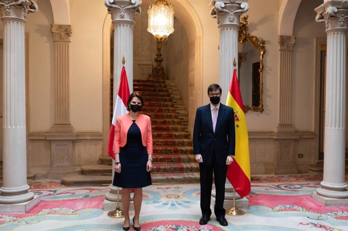 El secretario de Estado para la UE, Juan González-Barba,  y la ministra para la UE y la Constitución de Austria, Karoline Edtstadler