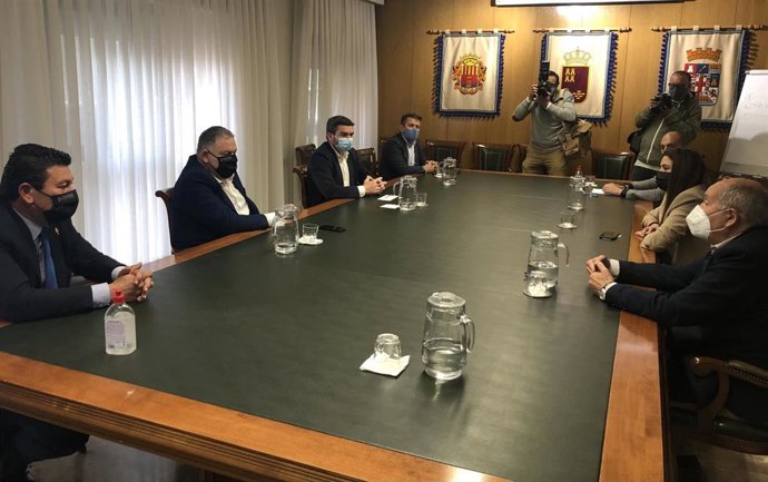 Reunión de la consejera de Agricultura de la Comunidad Valenciana, Mireia Mollá; el consejero de Agua, Agricultura, Ganadería, Pesca y Medio Ambiente de la Región de Murcia, Antonio Luengo, y el presidente del Scrats, Lucas Jiménez