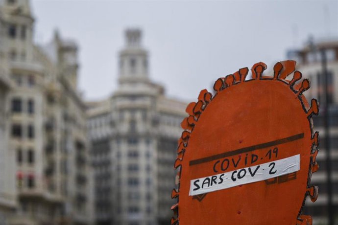 Un cartel que representa el Covid-19, durante una manifestación que reclama la liberación de las patentes de las vacunas