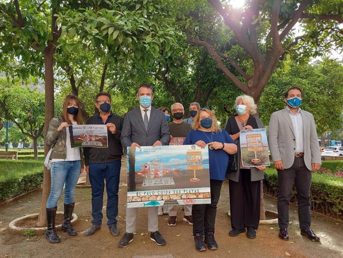 Presentación de la campaña 'El Palo cuida sus playas' por el concejal del Distrito Málaga Este, Carlos Conde, y la presidenta de la Asociación de Vecinos El Palo, Mercedes Ruth Pirez