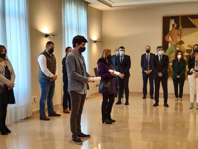 Acto de entrega de las Medallas de Oro de  Protección Civil con distintivo rojo concedidas a título póstumo a los operarios fallecidos Virgilio García y César Fernández.