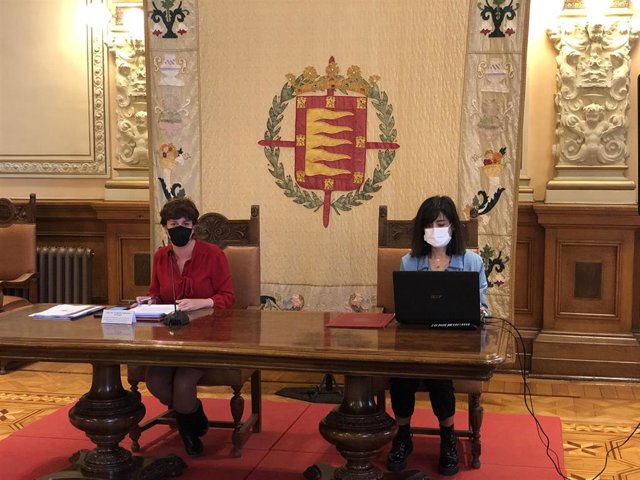 La concejal de Medio Ambiente y Desarrollo Sostenible, María Sánchez (izquierda), junto a la directora del área, Teresa Redondo.