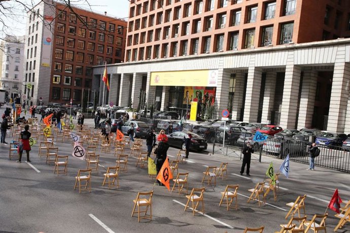 Archivo - Activistas de Extinction Rebellion han bloqueado el Paseo del Prado para exigir al Gobierno que cumpla su promesa de crear una Asamblea Ciudadana para analizar y tomar medidas contra la emergencia climática.