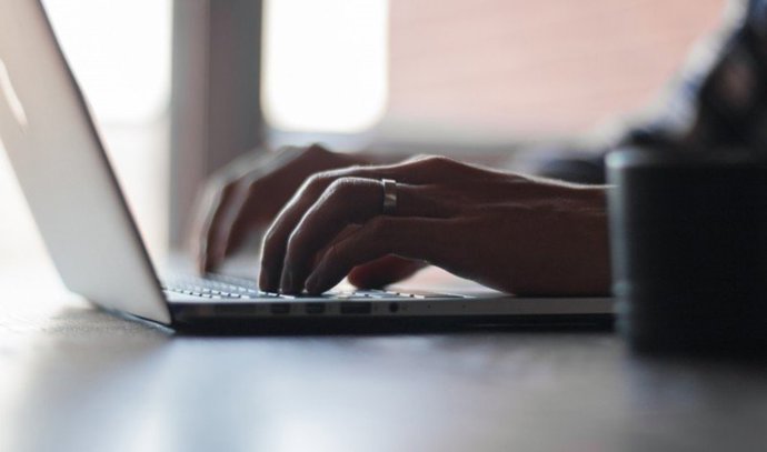 Archivo - El impulso al papel cero en las entidades locales andaluzas permitirá realizar vía internet más de 600 trámites.