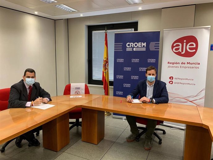El consejero de Fomento e Infraestructuras, José Ramón Díez de Revenga, y el presidente de la Asociación de Jóvenes Empresarios (AJE), Ginés Ángel García, durante el encuentro mantenido hoy para hablar sobre la situación de la llegada del AVE a la Región