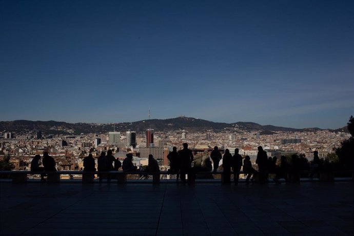 Archivo - Varias personas observan las vistas de Barcelona desde el Museo Nacional dArt de Catalunya (MNAC), en Barcelona, Catalunya (España), a 11 de febrero de 2021