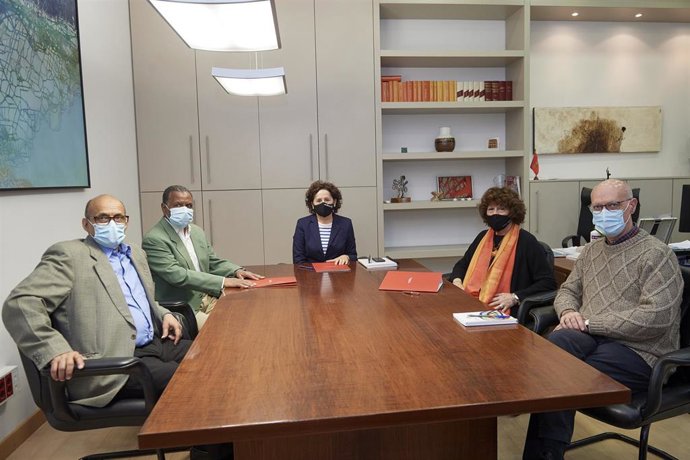 De izquierda a derecha: el subdelegado del Sahara en Navarra, Mohamed Gailany; el delegado, Lehibib Abderrahaman Didi; la consejera Maeztu; el director general de Protección Social y Cooperación al Desarrollo, Andrés Carbonero; y Rosario Pardo.