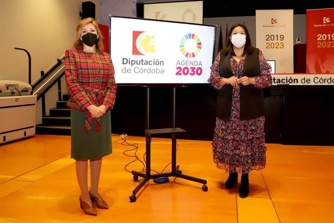 La presidenta del Instituto Provincial de Desarrollo Económico, Dolores Amo (dcha.), acompañada por la presidenta de AEMO, Ana María Romero, en la presentación de la cata de aceite online.