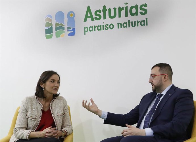 Archivo - La ministra de Industria, Reyes Maroto, y el presidente del Principado de Asturias, Adrián Barbón, en Fitur.