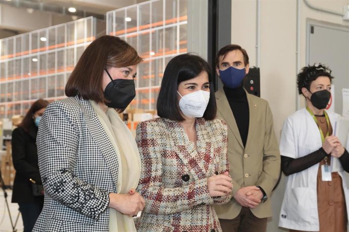 La consejera de Salud de La Rioja, Sara Alba, y la ministra de Sanidad, Carolina Darias, durante la recepción de un nuevo envío de vacunas de Pfizer/BioNTech 