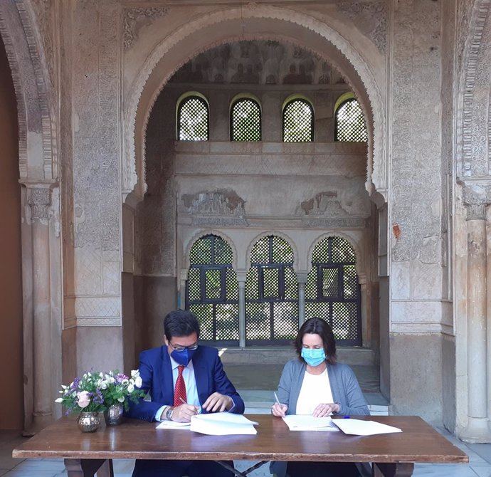 Paradores y la Fundación El legado andalusí firman un acuerdo para promocionar el turismo  y la cultura