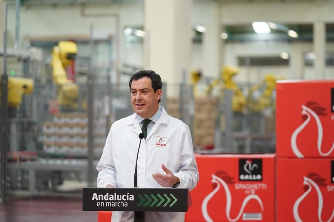 Juanma Moreno, durante su intervención en la fábrica de Pastas Gallo, en El Carpio (Córdoba).