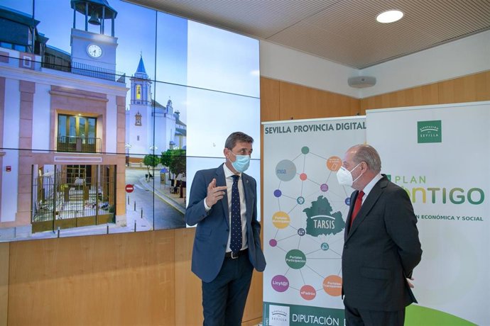 El alcalde de Pilas, José Leocadio Ortega, y el presidente de la Diputación, Fernando Rodríguez Villalobos