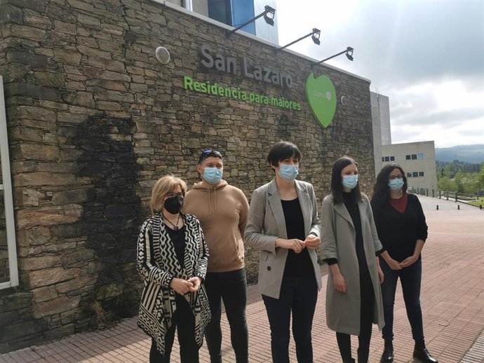 La portavoz nacional del BNG, Ana Pontón, y diputados autonómicos de la formación frente a la residencia de mayores DomusVi San Lázaro, en Santiago de Compostela.