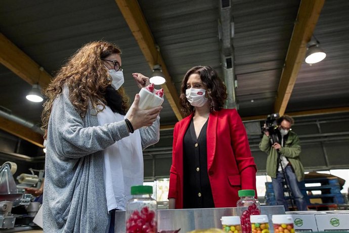 La presidenta de la Comunidad de Madrid y candidata a la reelección por el PP, Isabel Díaz Ayuso (d), durante la presentación del programa social del partido para las elecciones del próximo 4 de mayo, a 26 de abril de 2021, en la Fundación Carlos Martín
