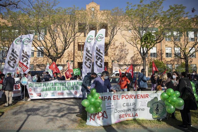 Archivo - Protesta de las AMPA ante la Delegación Territorial de la Consejería de Educación